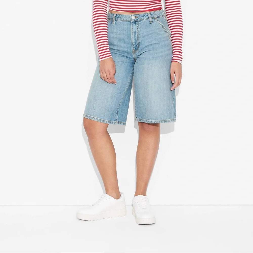 Women’s Low Rise Baggy Denim Skate Shorts Light Wash. 00